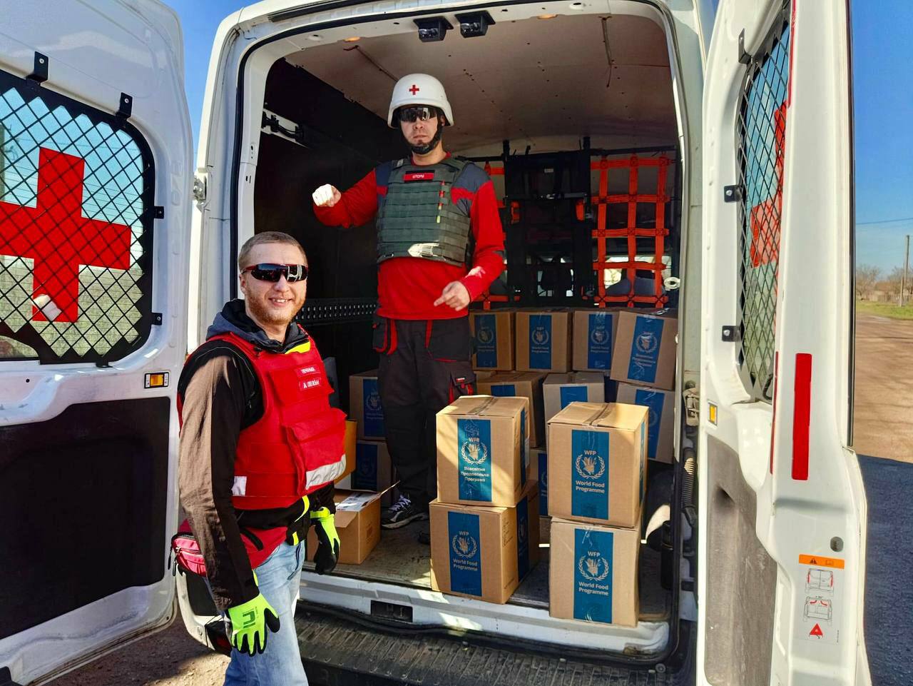 Волонтери Червоного Хреста України доставляють гуманітарну допомогу на Херсонщину
